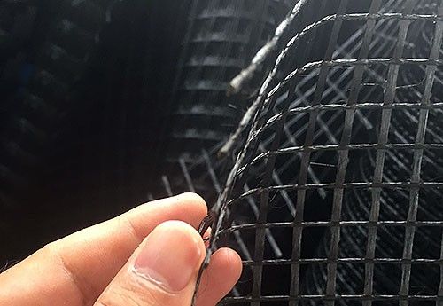 鋼塑土工格柵的拉力由經(jīng)緯編織的高強鋼絲承擔